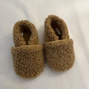 GAP baby fuzzy Sherpa shoes slippers booties 0-3M